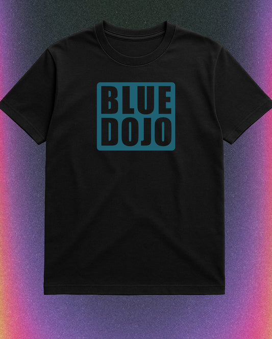 tshirt nera con il logo del blue dojo